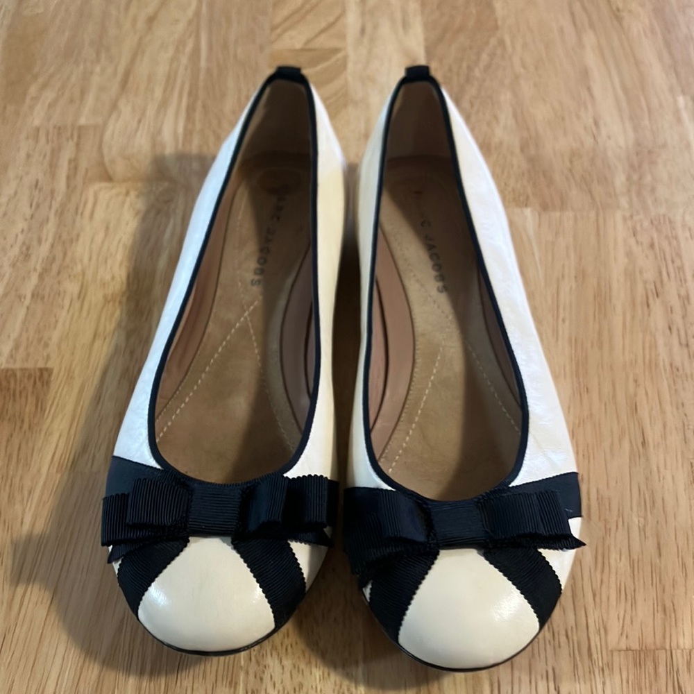 Marc Jacob’s flats off white with black bow